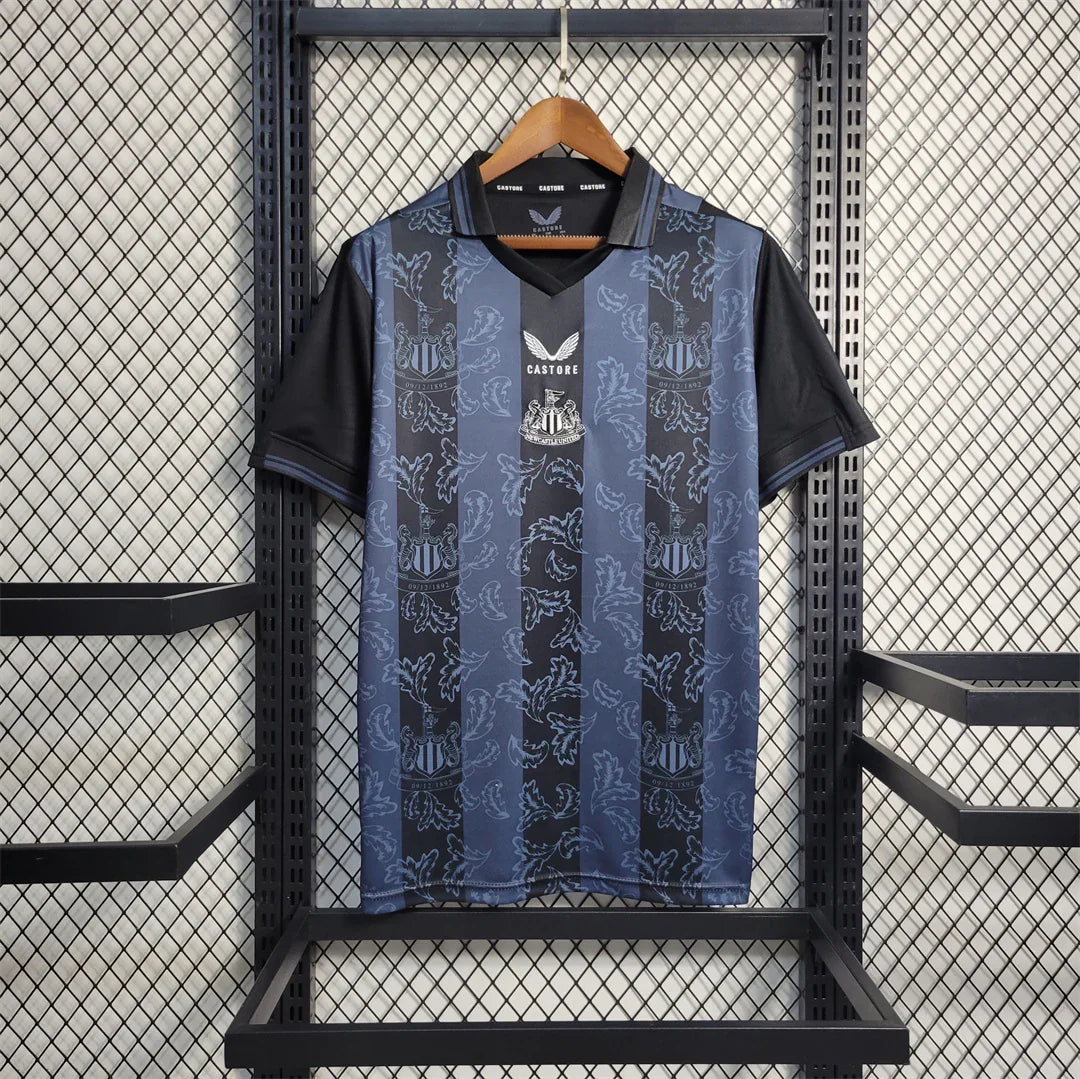 Maillot Newcastle concept 2022-23 de Le 12 -ème Maillot, maillot de football avec logo et design moderne, vue frontale.