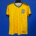 Maillot 25/26 Italie Le 12 -ème, maillot de football jaune, vu de face, avec logo officiel, tissu léger et détails sportifs.