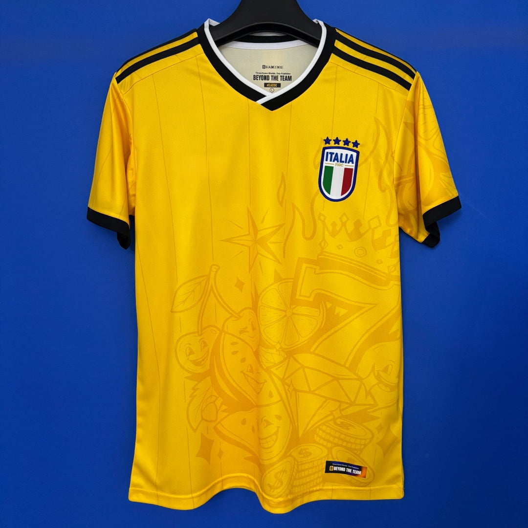 Maillot 25/26 Italie Le 12 -ème, maillot de football jaune, vu de face, avec logo officiel, tissu léger et détails sportifs.
