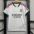 Maillot domicile Real Madrid 26/27 de Le 12 -ème Maillot, maillot blanc avec logo du club et détails en bleu.