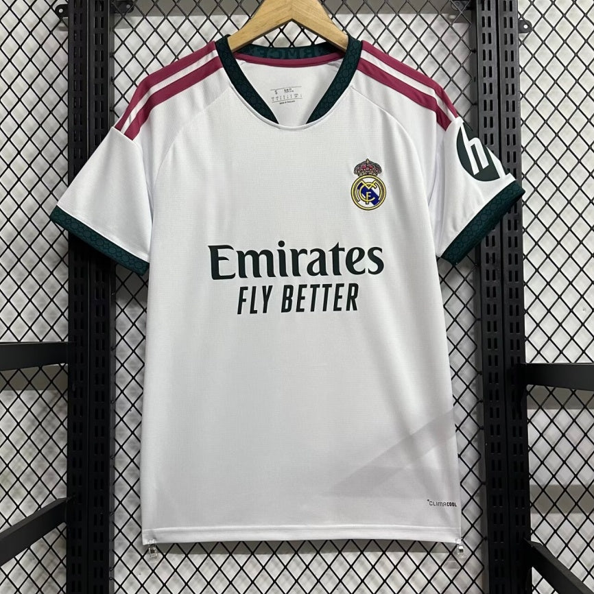 Maillot domicile Real Madrid 26/27 de Le 12 -ème Maillot, maillot blanc avec logo du club et détails en bleu.