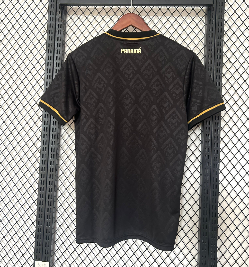 Maillot de football Panama 24/25 noir, signé Le 12 -ème Maillot, porté par un joueur sur le terrain.