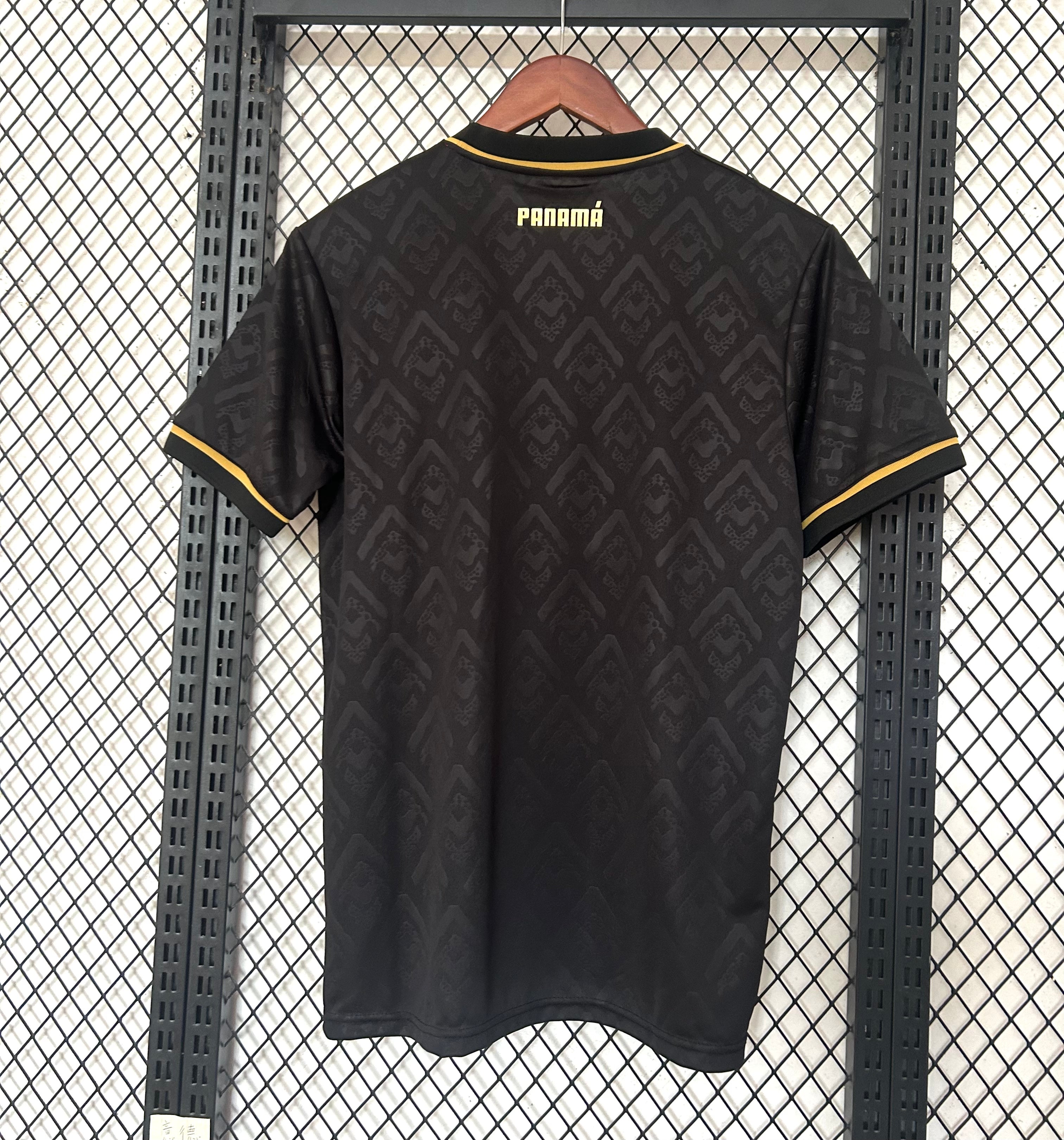 Maillot de football Panama 24/25 noir, signé Le 12 -ème Maillot, porté par un joueur sur le terrain.