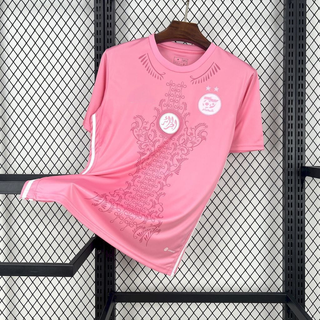 Maillot de football Algérie 24/25 rose, marque Le 12 -ème Maillot, détail du design sur le maillot.
