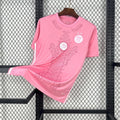 Maillot de football Algérie 24/25 rose, marque Le 12 -ème Maillot, détail du design sur le maillot.