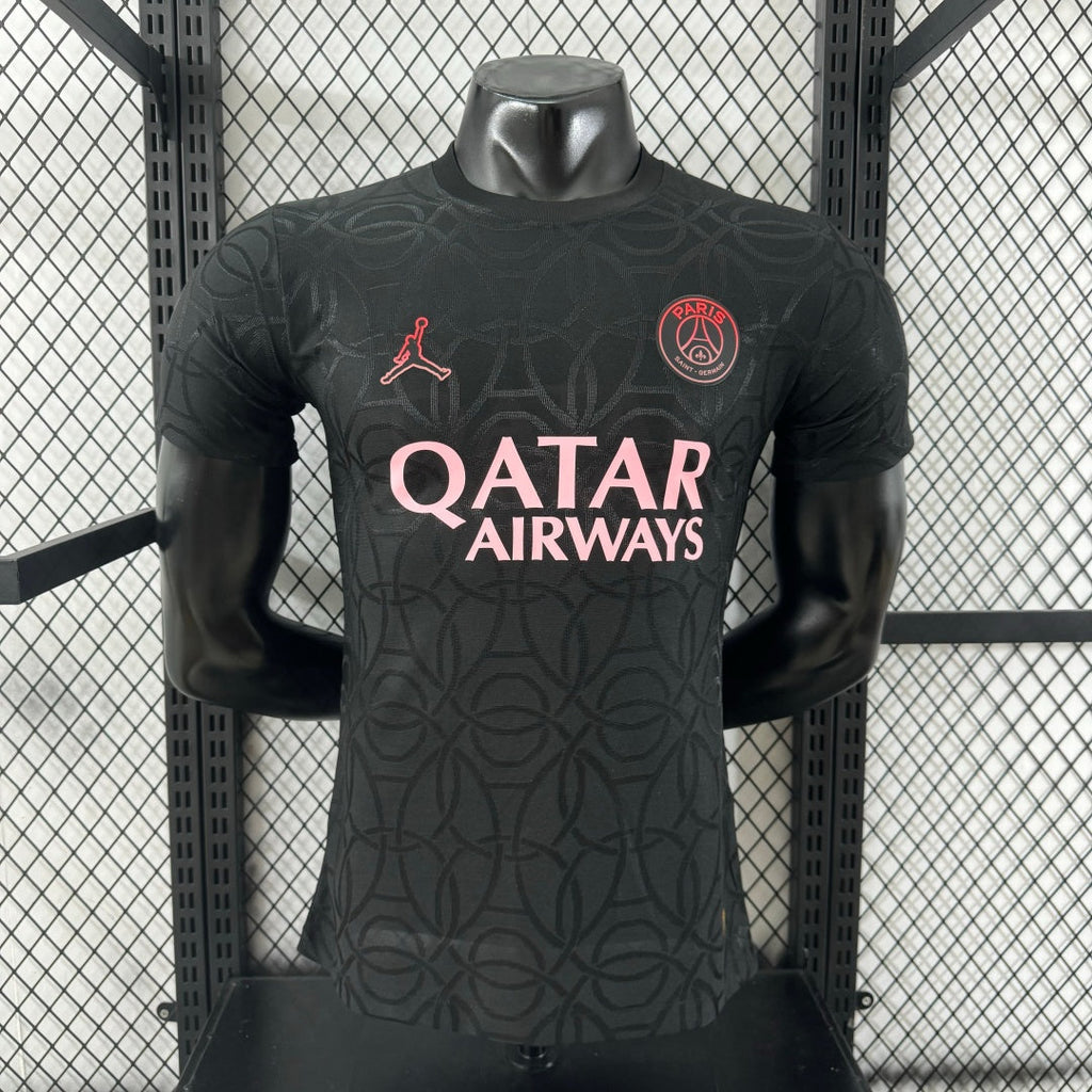Maillot PSG 25/26 Le 12-ème Maillot, version spéciale noir pour joueurs, vue de face avec logo et détails du design.