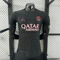 Maillot PSG 25/26 Le 12-ème Maillot, version spéciale noir pour joueurs, vue de face avec logo et détails du design.