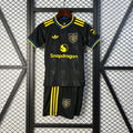 Ensemble enfant Manchester United 25/26, maillot third de Le 12-ème Maillot, devant avec logo et détails colorés.