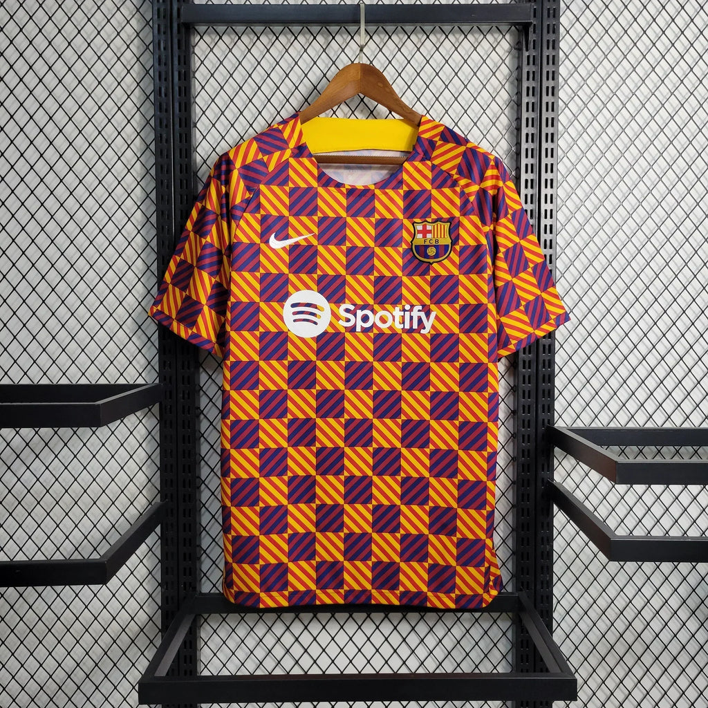 Maillot d'entraînement Barcelone FC 2023-2024 Le 12, maillot sportif avec logo et détails de l'équipe sur fond blanc
