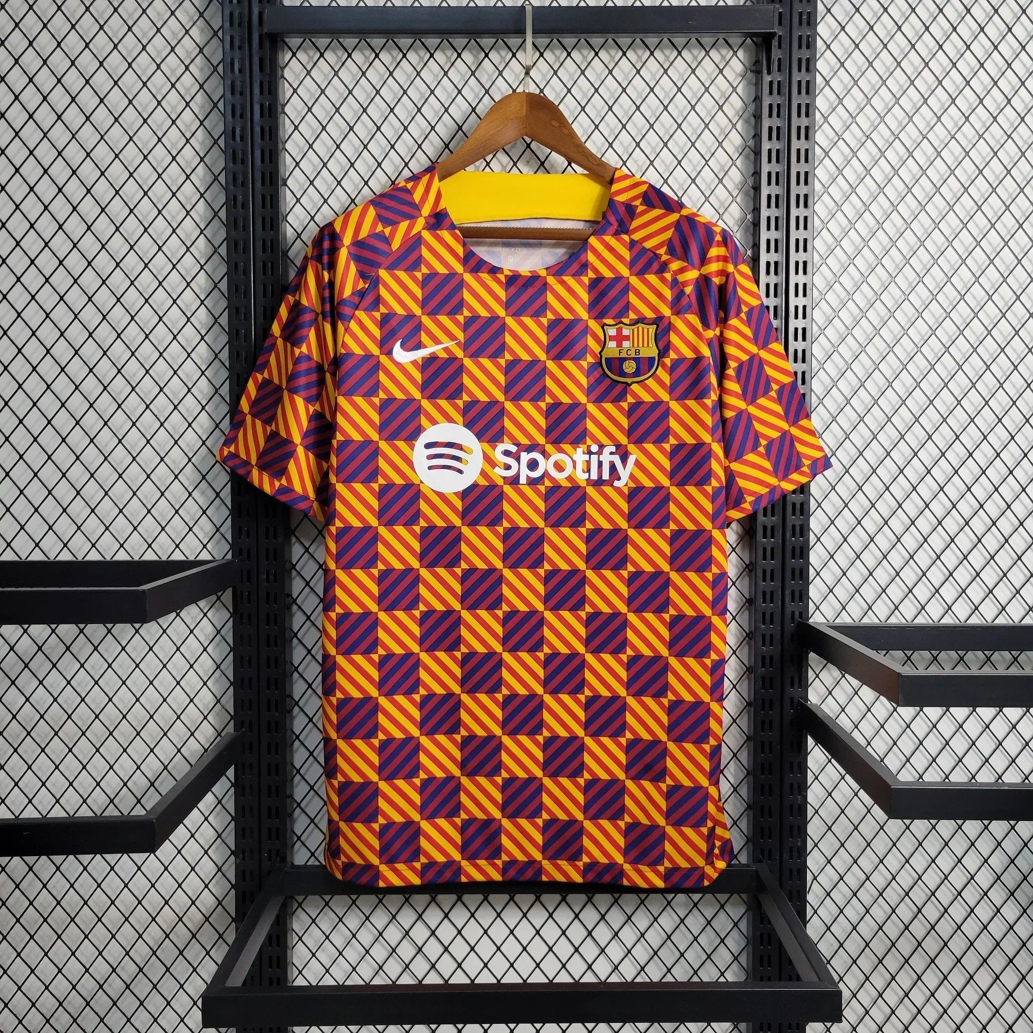 Maillot d'entraînement Barcelone FC 2023-2024 Le 12, maillot sportif avec logo et détails de l'équipe sur fond blanc