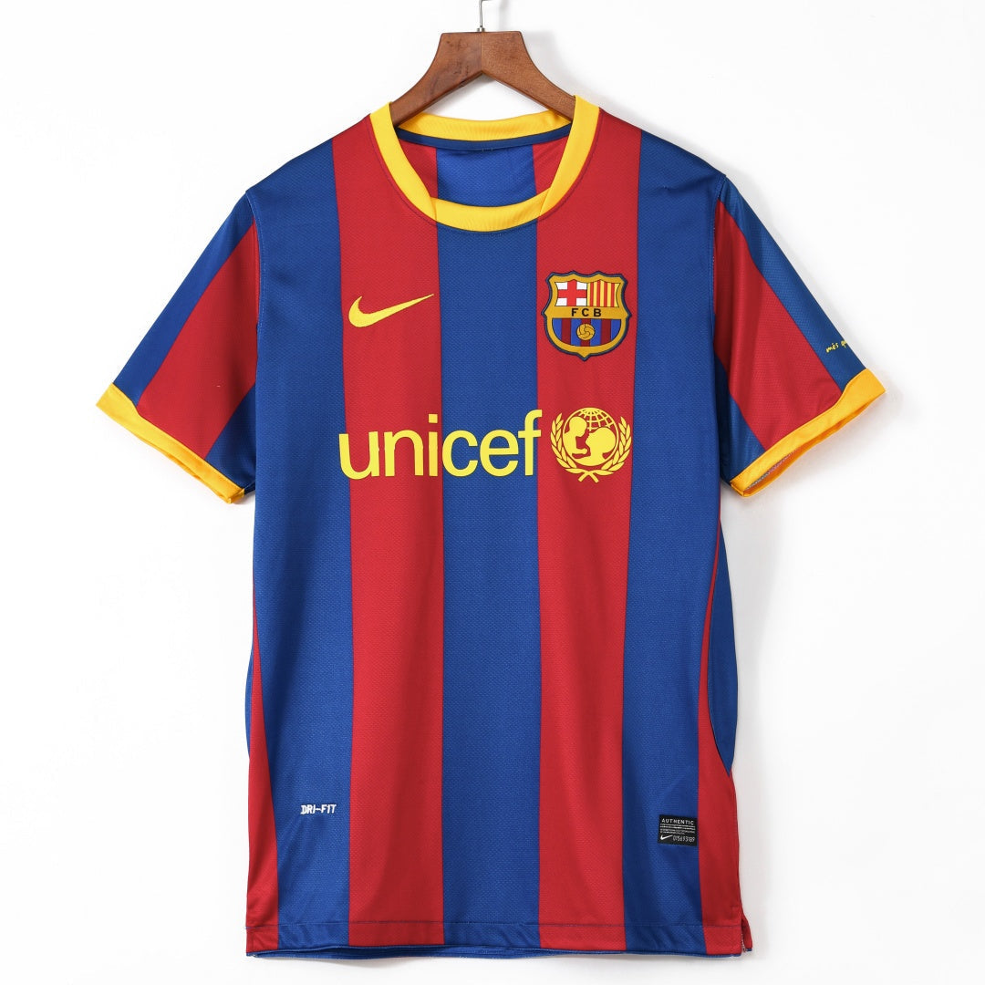 Maillot domicile rétro du FC Barcelone 2010-2011, édition Le 12 -ème Maillot, vue de face avec logo et rayures bleues et grenat