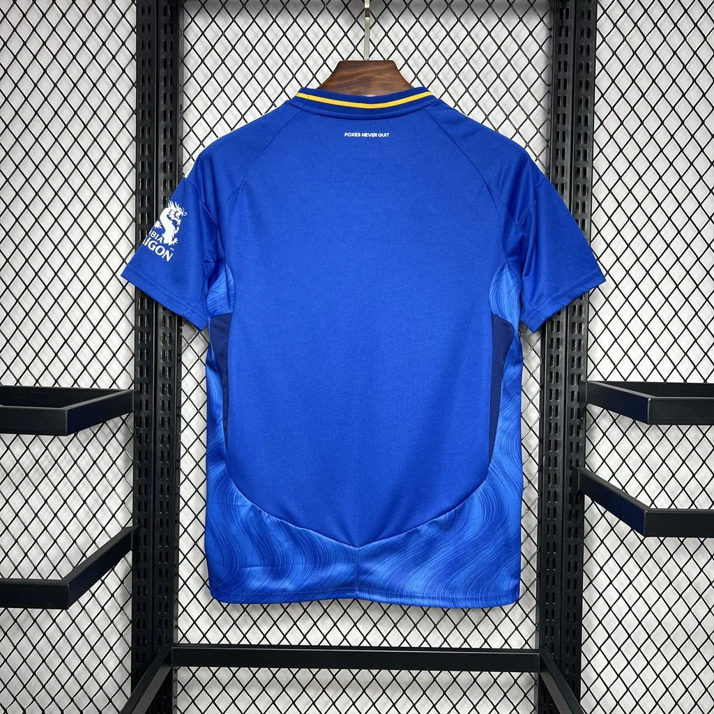 Maillot Leicester City 2024-25 par Le 12-ème Maillot, vue de face avec logo et détails en bleu et blanc.