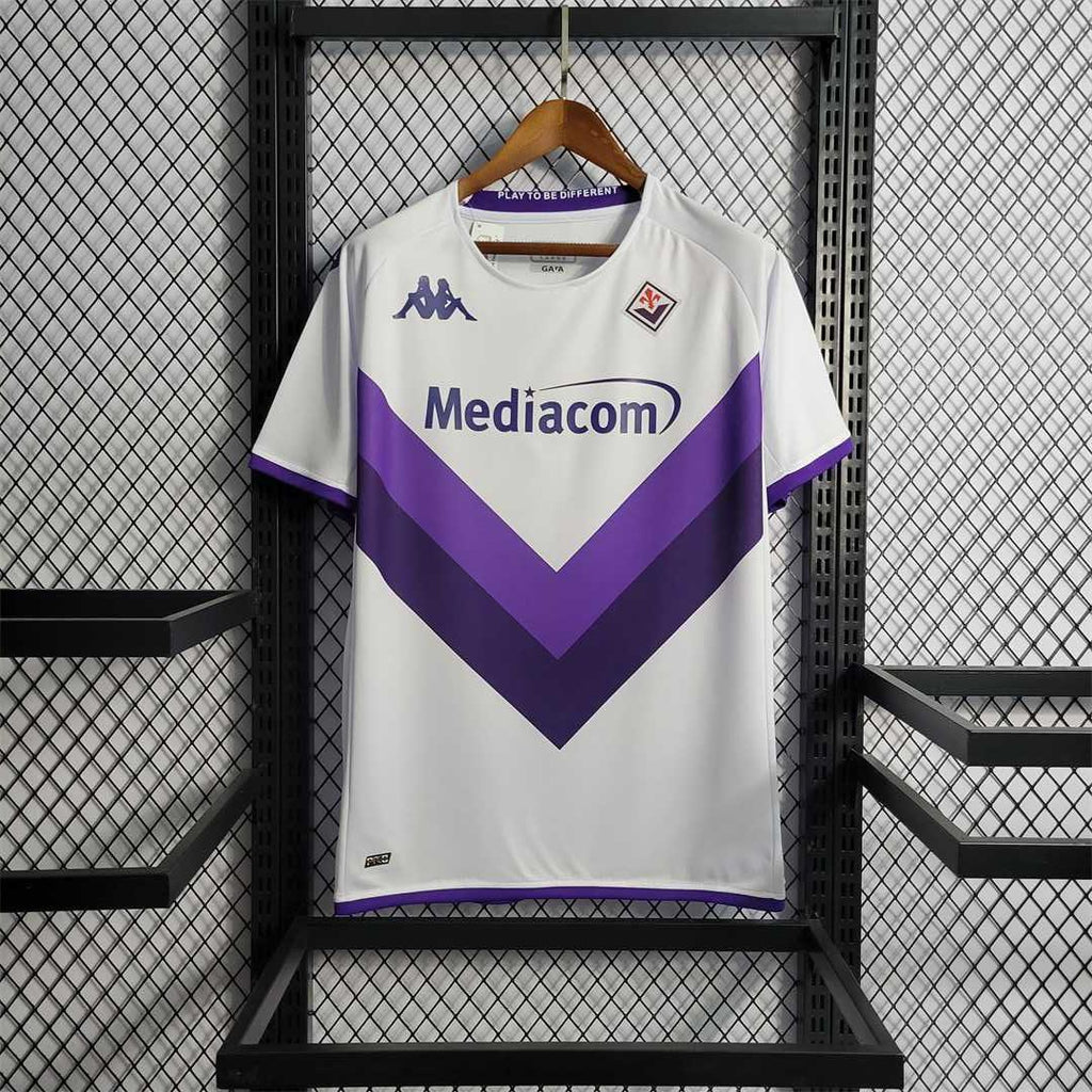 Maillot extérieur Fiorentina 2022-23 Le 12 -ème Maillot, maillot de football violet avec logo et détails de l'équipe.