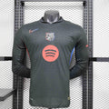 Maillot extérieur du FC Barcelone manches longues 2024-25 Le 12, logo du club et détails du design visible.