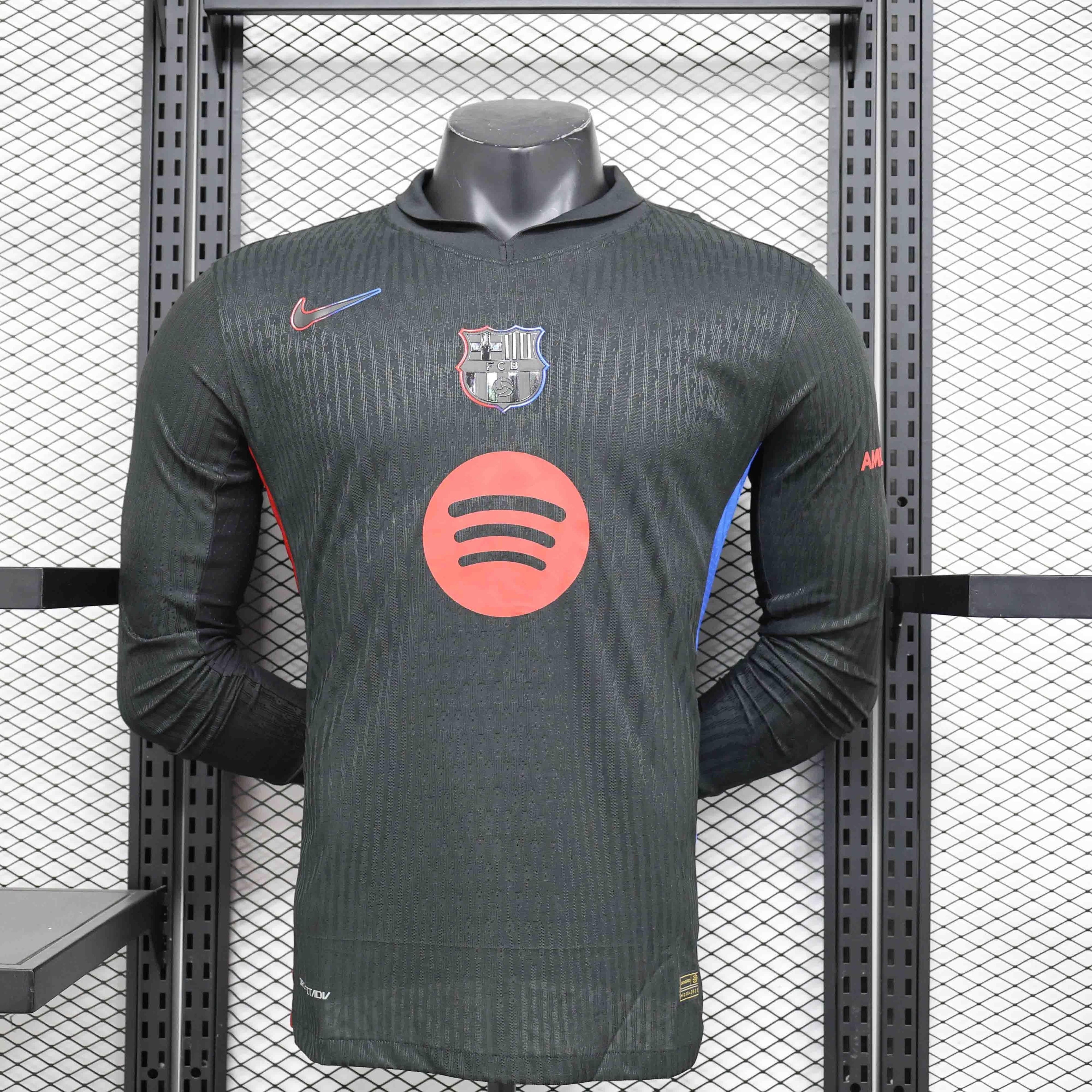 Maillot extérieur du FC Barcelone manches longues 2024-25 Le 12, logo du club et détails du design visible.