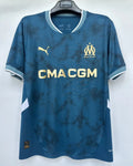 Maillot Olympique Marseille 2024/25 Le 12-ème Maillot, maillot de football avec logos et design officiel, vue de face.