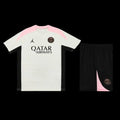 Ensemble PSG de Le 12 -ème Maillot, maillot de football rouge avec logo du Paris Saint-Germain et détails blancs.
