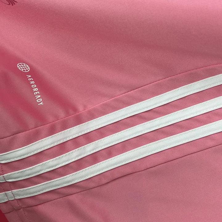 Maillot de football Algérie rose 2025-2026 Le 12-ème Maillot, vue de face avec logo et détails du design.