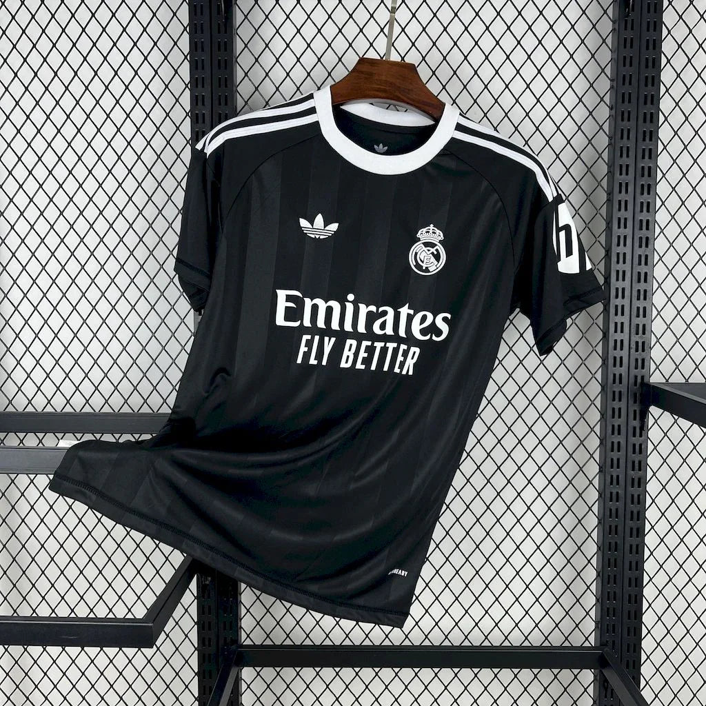 Maillot d'entraînement Real Madrid 2025-26, marque Le 12 -ème Maillot, vue front avec logo et détails du maillot blanc.