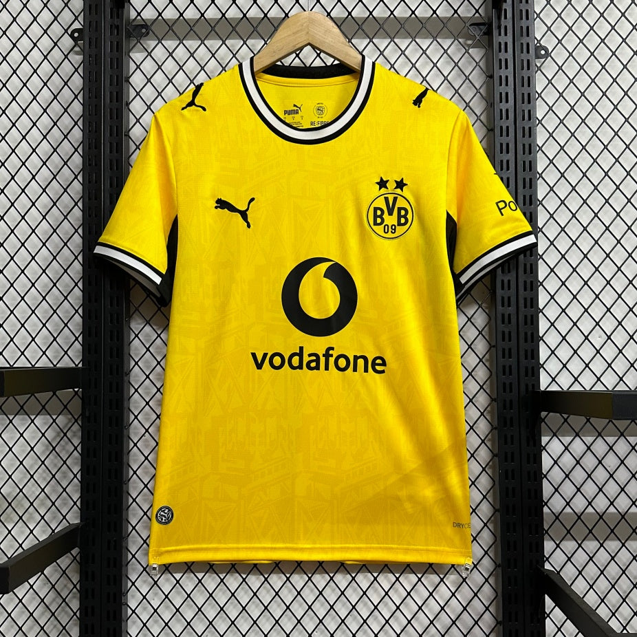 Maillot domicile Dortmund 26/27 de Le 12 -ème Maillot, maillot de football jaune avec logo du club et détails bleus.