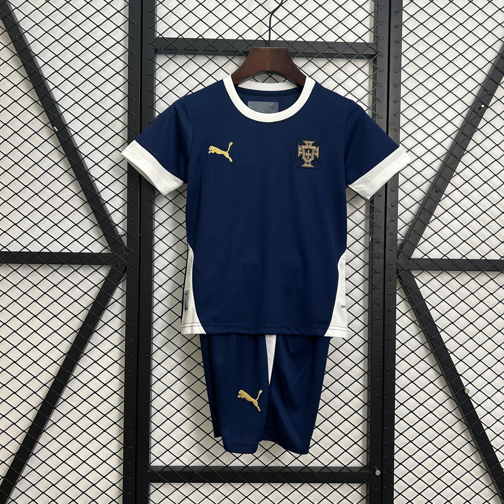 Maillot enfant Portugal 2025-26 de Le 12 -ème Maillot, kit d'entraînement avec logo et design officiel.