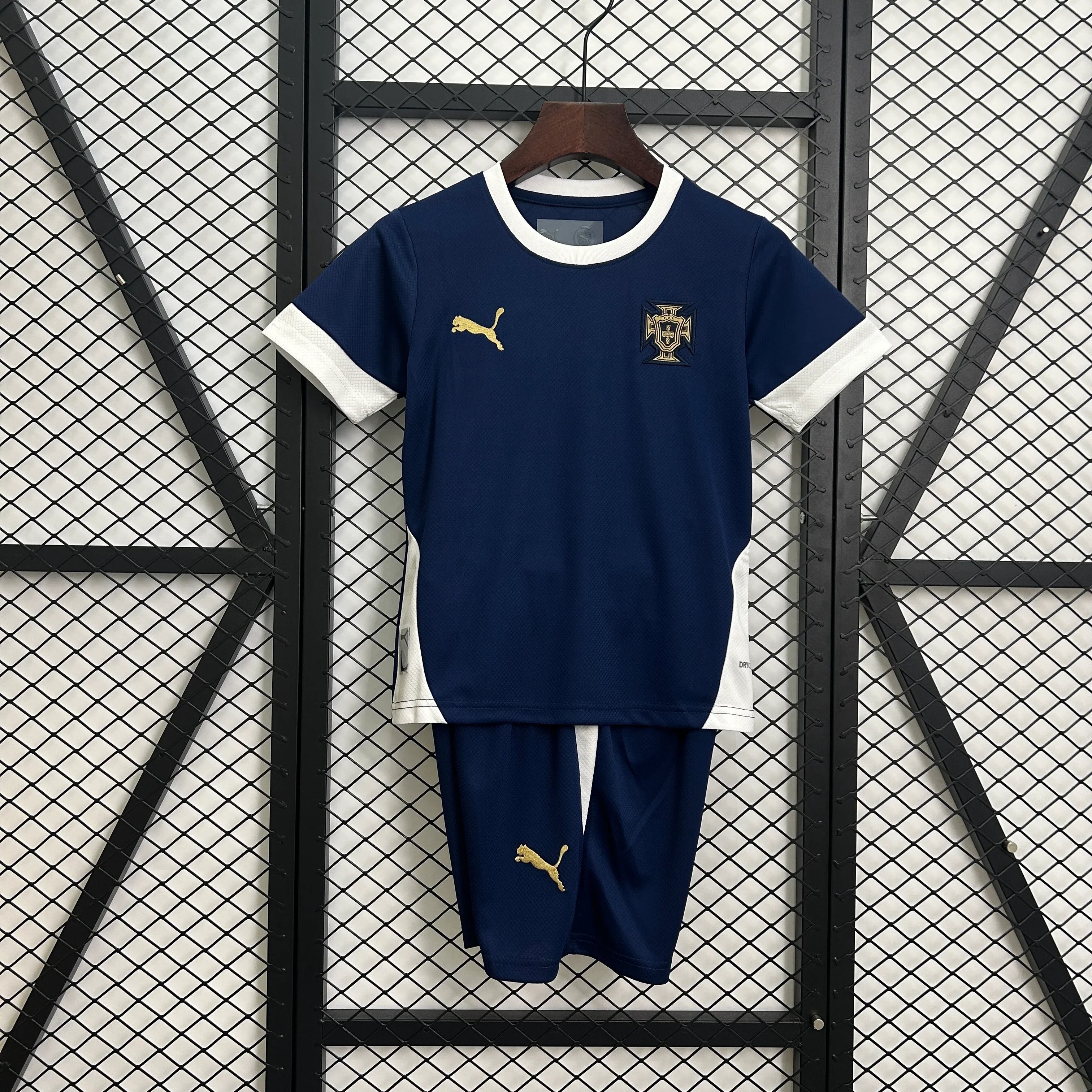 Maillot enfant Portugal 2025-26 de Le 12 -ème Maillot, kit d'entraînement avec logo et design officiel.