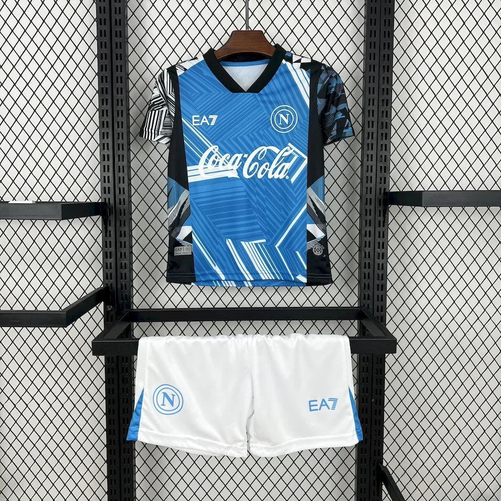 Kit enfant Napoli concept 2024-25 de Le 12 -ème Maillot, maillot et short bleu avec détails graphiques.