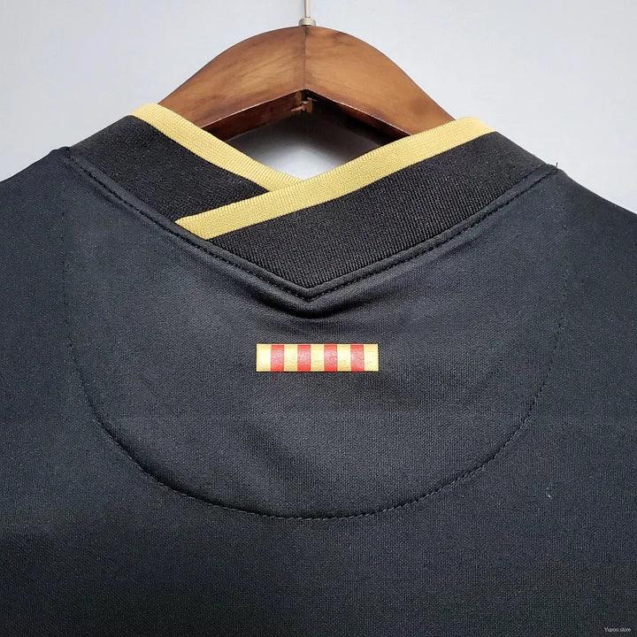 Maillot de football Barcelone rétro 2019 de la marque Le 12-ème, vue de face avec logo et détails colorés.
