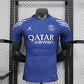 Maillot Player 24/25 PSG bleu de la marque Le 12-ème Maillot, devant avec logo et détails du maillot de football.