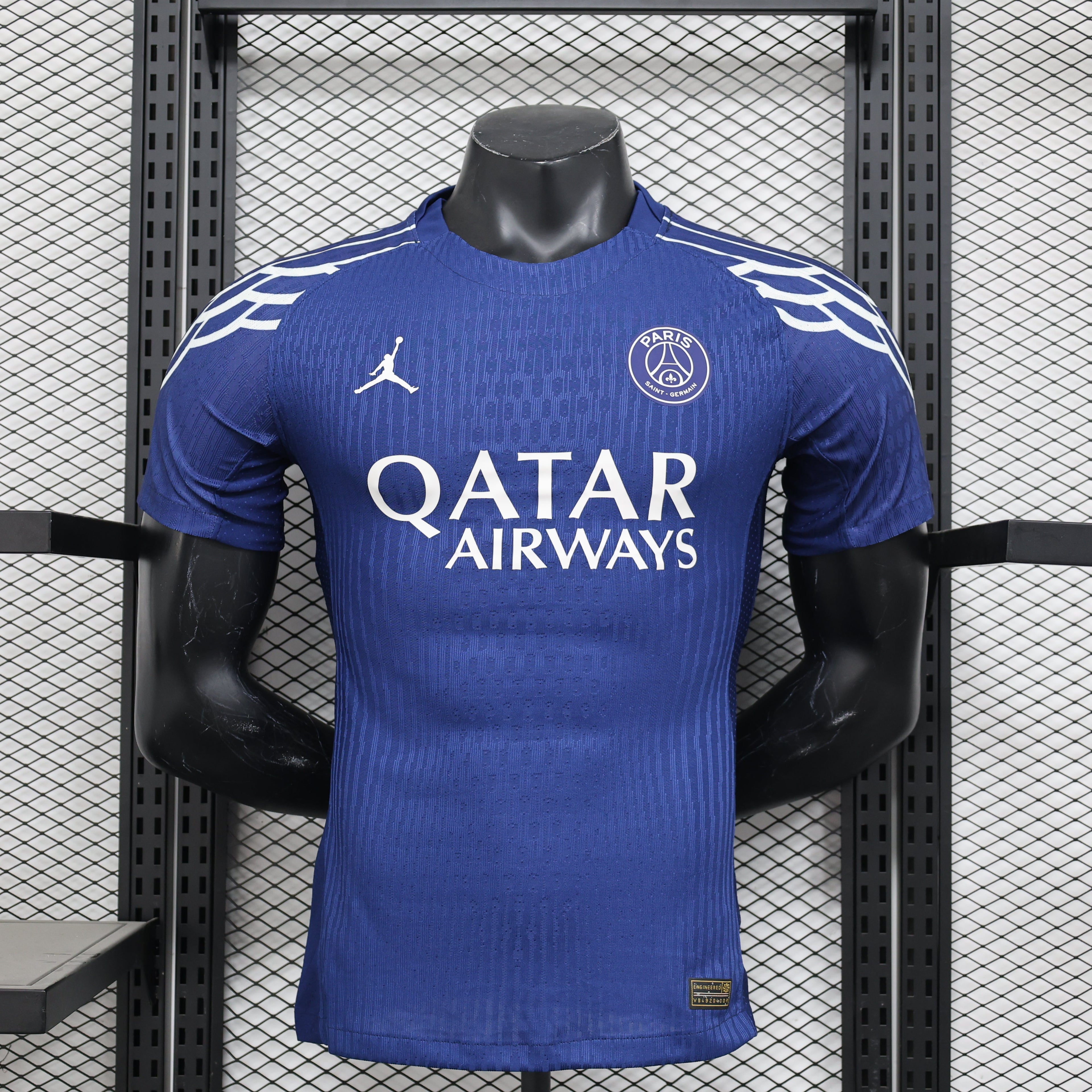 Maillot Player 24/25 PSG bleu de la marque Le 12-ème Maillot, devant avec logo et détails du maillot de football.