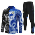 Ensemble Real Madrid 25/26 avec dragon bleu, maillot de football Le 12-ème Maillot, détails du design et couleurs vives.