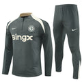 Ensemble Chelsea Spécial A Le 12 -ème Maillot pour enfants, comprenant une veste et un pantalon bleu avec détails blancs.