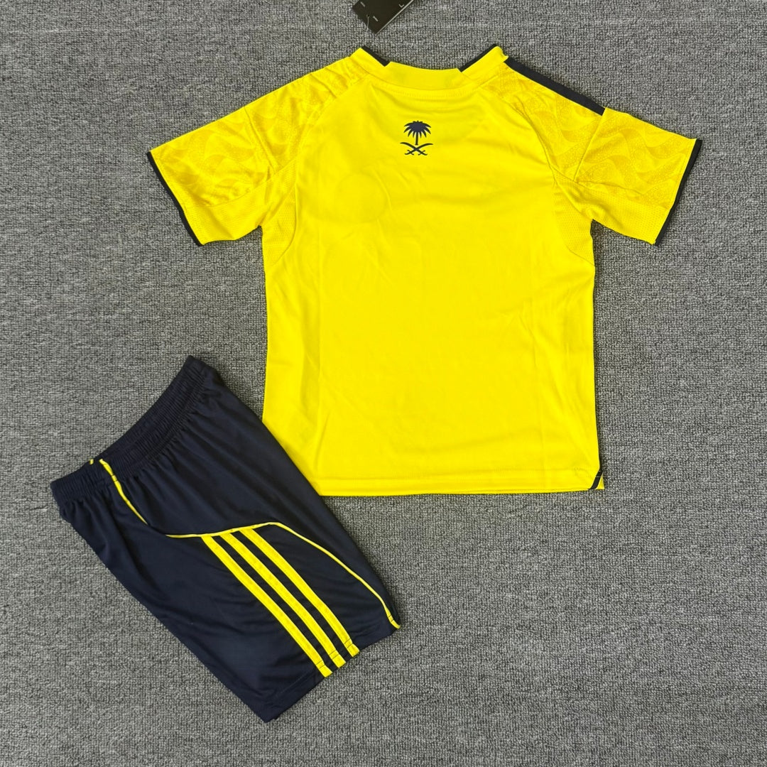 Ensemble domicile pour enfant Al-Nassr, taille 25/26, avec maillot et short de la marque Le 12 -ème Maillot.
