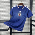 Maillot du Japon pour la Coupe du Monde 2026, fabriqué par Le 12 -ème Maillot, vue de face, détails du design et logo visible.