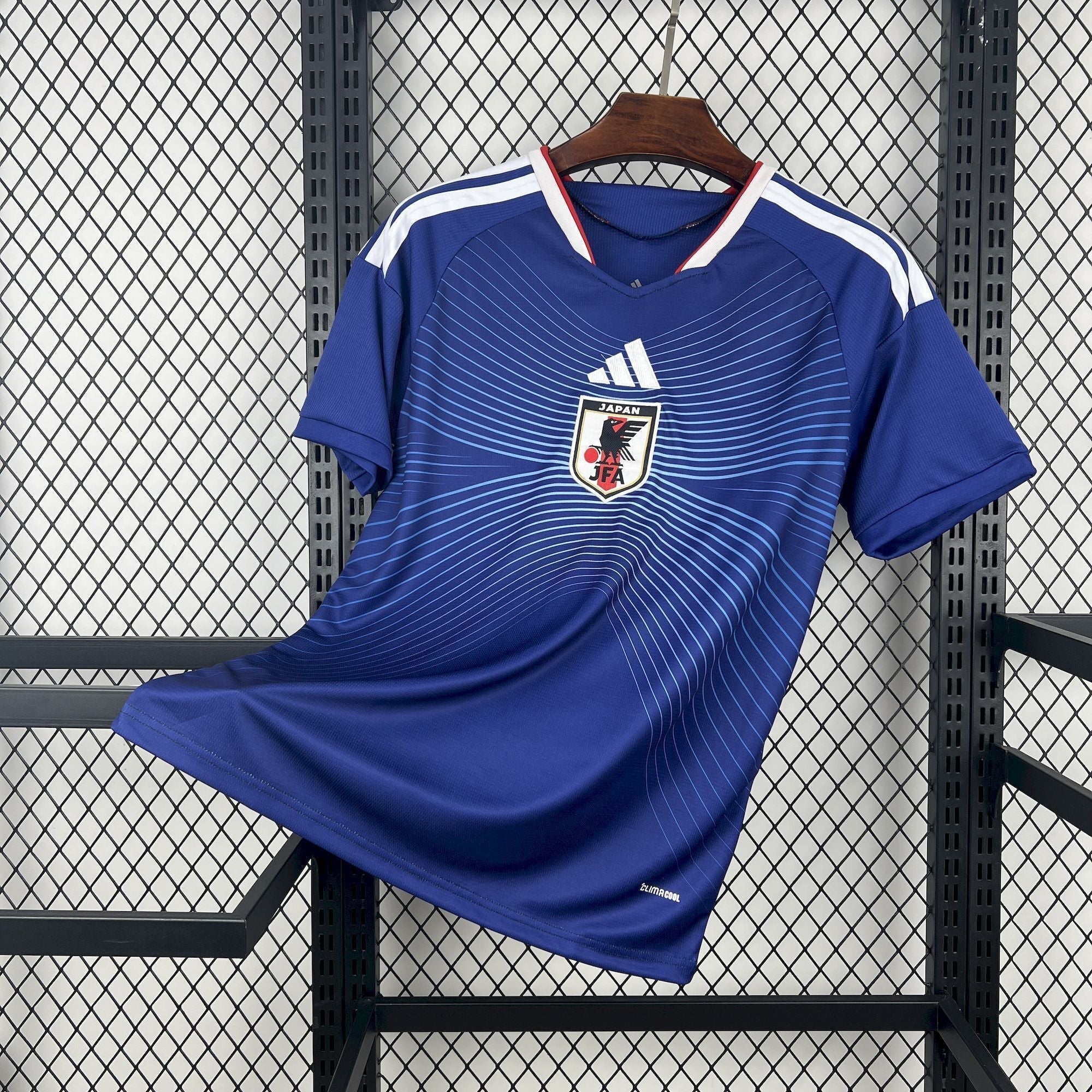 Maillot du Japon pour la Coupe du Monde 2026, fabriqué par Le 12 -ème Maillot, vue de face, détails du design et logo visible.