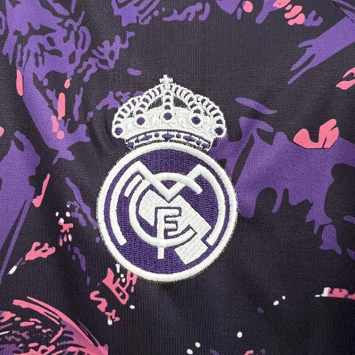 Maillot de football Real Madrid rose 2024-2025, conçu par Le 12 -ème Maillot, avec logo et design élégant visible sur le maillot.