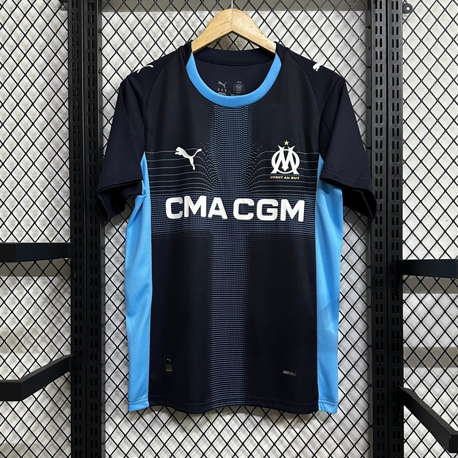 Maillot extérieur Marseille 25/26 de la marque Le 12 -ème Maillot, vue de face avec logo et design bleu et blanc.