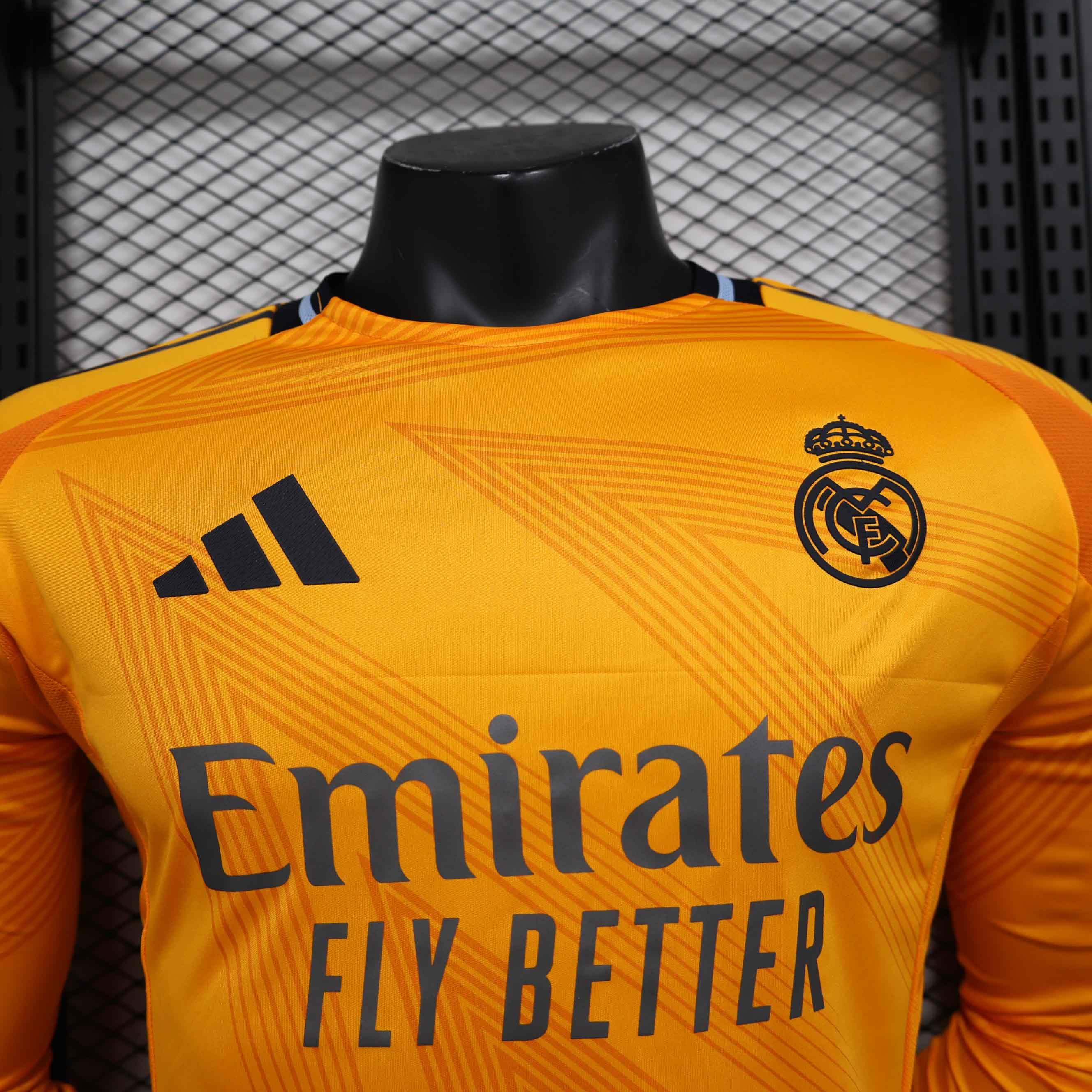 Maillot à manches longues 2024-2025 Real Madrid Le 12-ème Maillot, maillot de football avec logo Real Madrid visible.