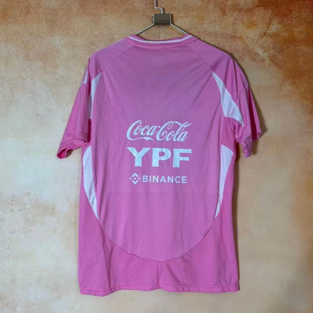 Maillot Argentine 24/25 rose de Le 12 -ème Maillot, vue de face, tissu avec logo et détails graphiques.