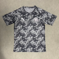Maillot Manchester City 25/26 Le 12-ème Maillot gris pour enfants, vue de face, détails du logo et design sportif.