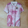 Maillot de football Real Madrid 25/26 POLO rose, fabriqué par Le 12 -ème Maillot, avec logo et détails de la marque.