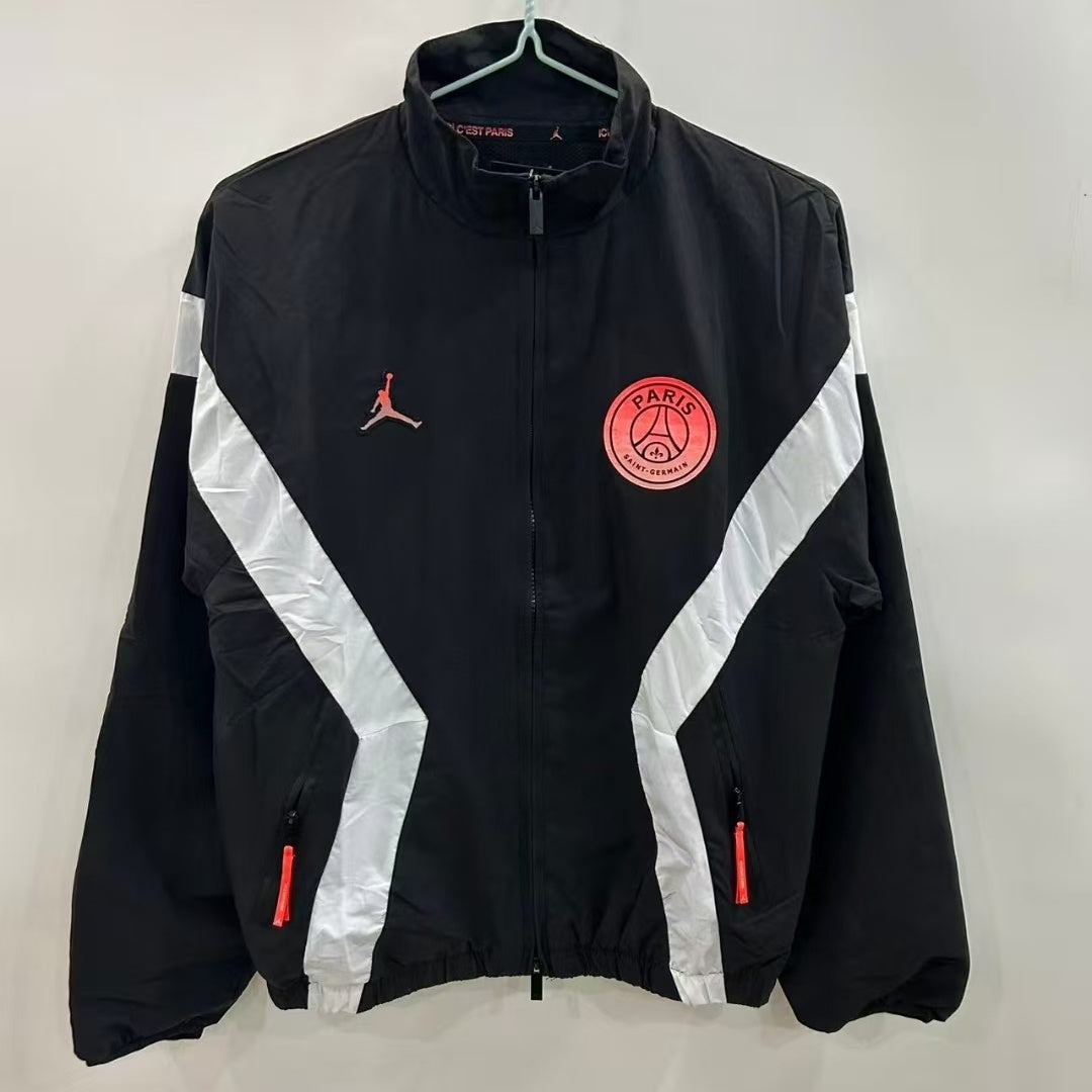 Veste coupe-vent réversible Le 12 -ème Maillot PSG noire, détails du logo et design sportif visible.