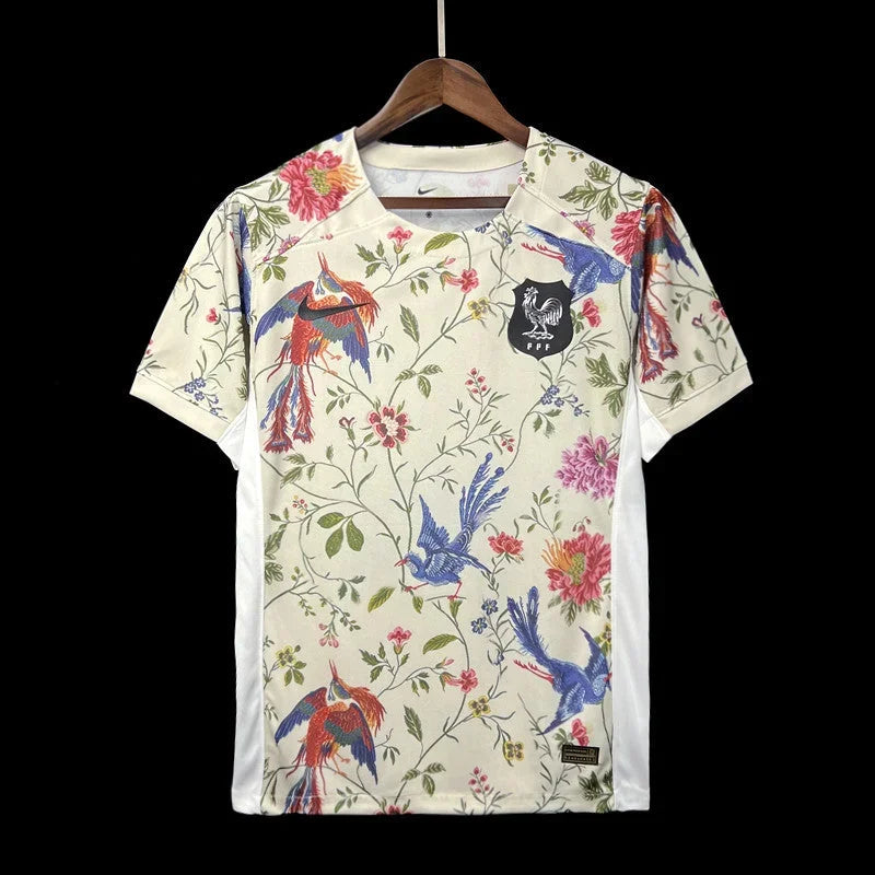 Maillot de football de l'Équipe de France 2023-2024, marque Le 12 -ème Maillot, vue de face avec logo et détails du maillot.