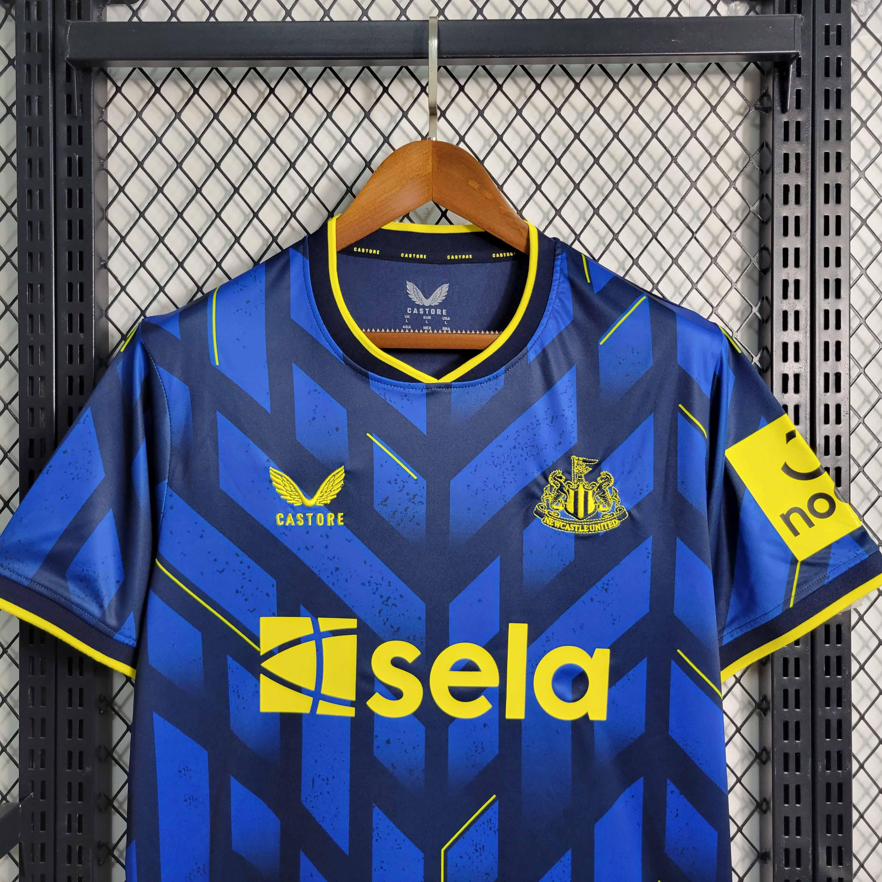 Maillot extérieur Newcastle 2023-24 Le 12 -ème Maillot, design officiel avec logo et détails de l'équipe, vue de face.