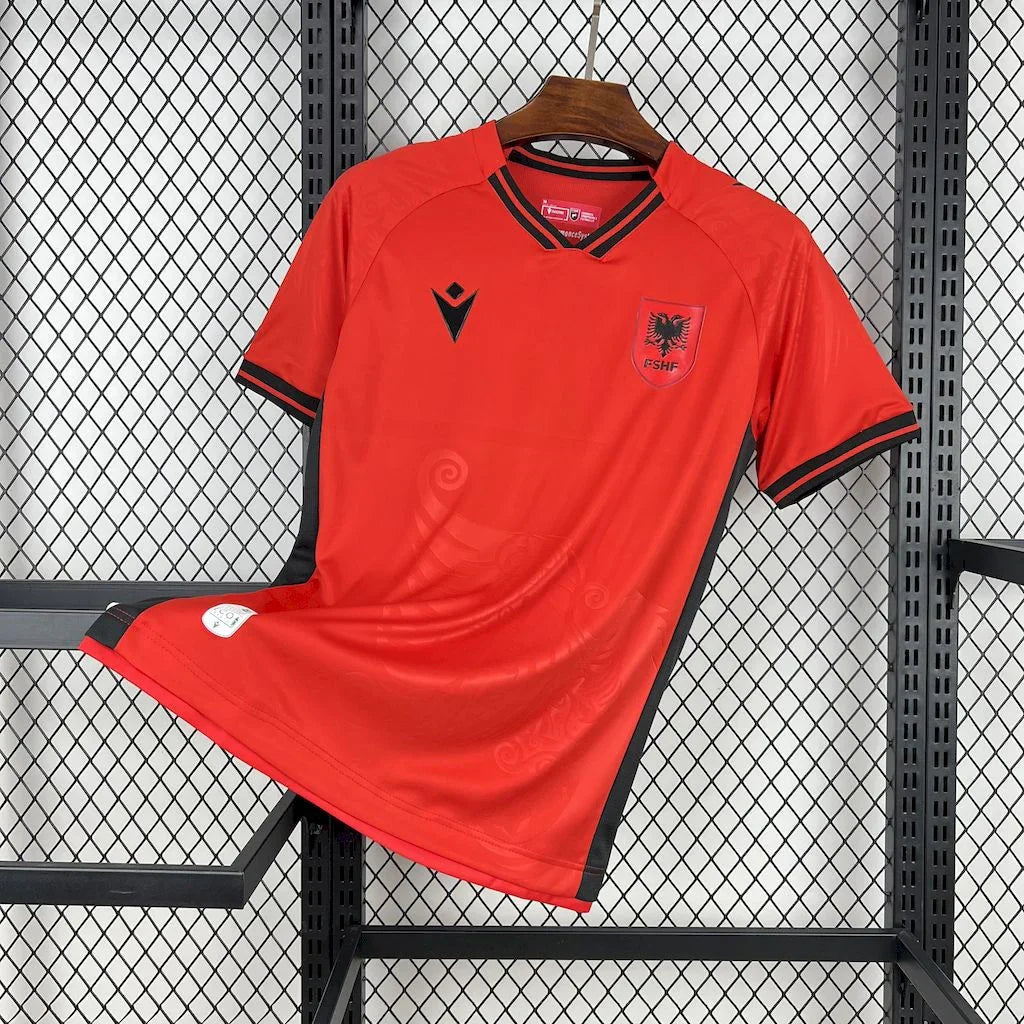 Maillot de football Albanie 2025 Le 12 -ème Maillot, vue de face, avec logo et détails du design blanc et rouge.
