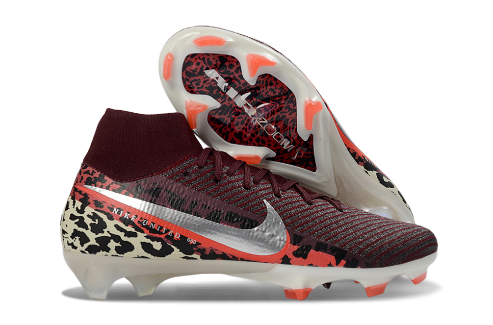 Crampons Air Zoom Mercurial Superfly IIX Elite de Le 12 -ème Maillot, vue en gros plan avec pointes en métal et chaussure de football.