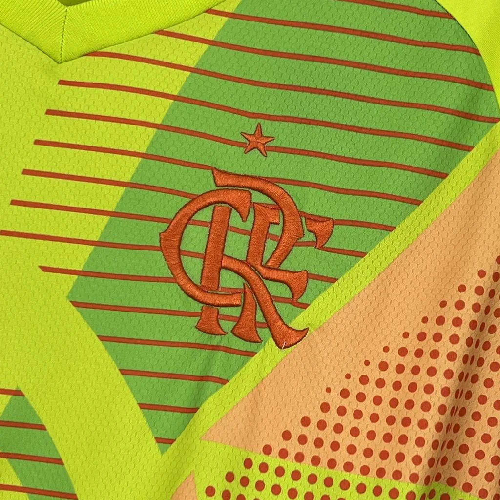 Maillot Flamengo 25-26 de Le 12 -ème Maillot, maillot de football avec logo et couleurs rouges et noires, vue frontale.