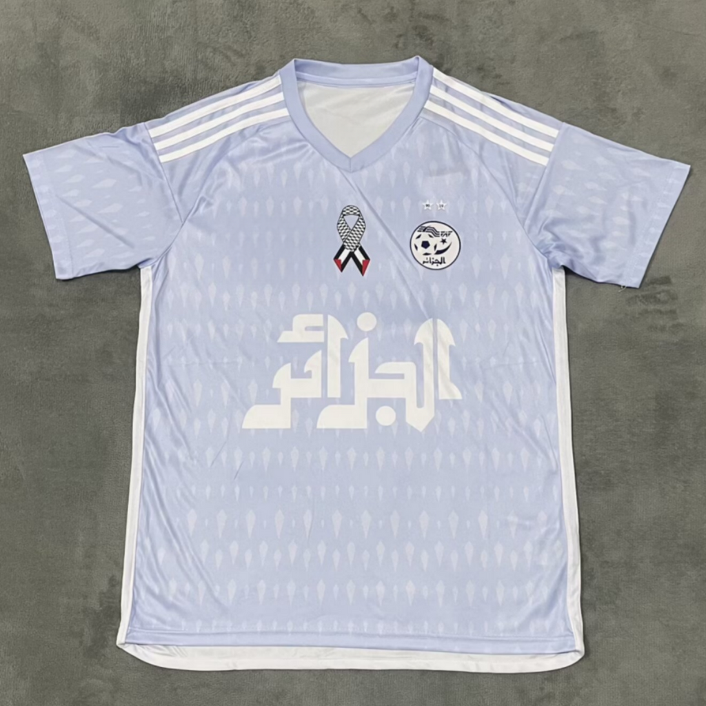 Maillot de football Algérie 25/26 bleu, modèle spécial de la marque Le 12 -ème Maillot, vue de face avec détails du design.
