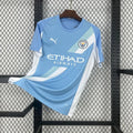 Maillot Manchester City 2025-26 de Le 12 -ème Maillot, vue de face avec logo et détails du maillot bleu et blanc.