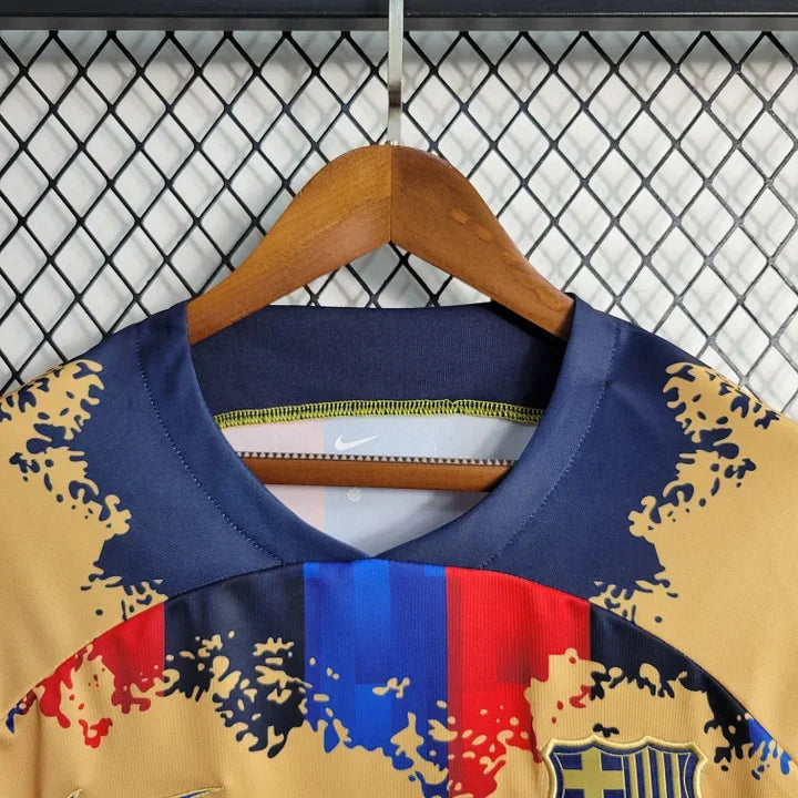 Maillot concept FC Barcelone 2023 de Le 12, maillot de football bleu avec logo du club et détails modernes.